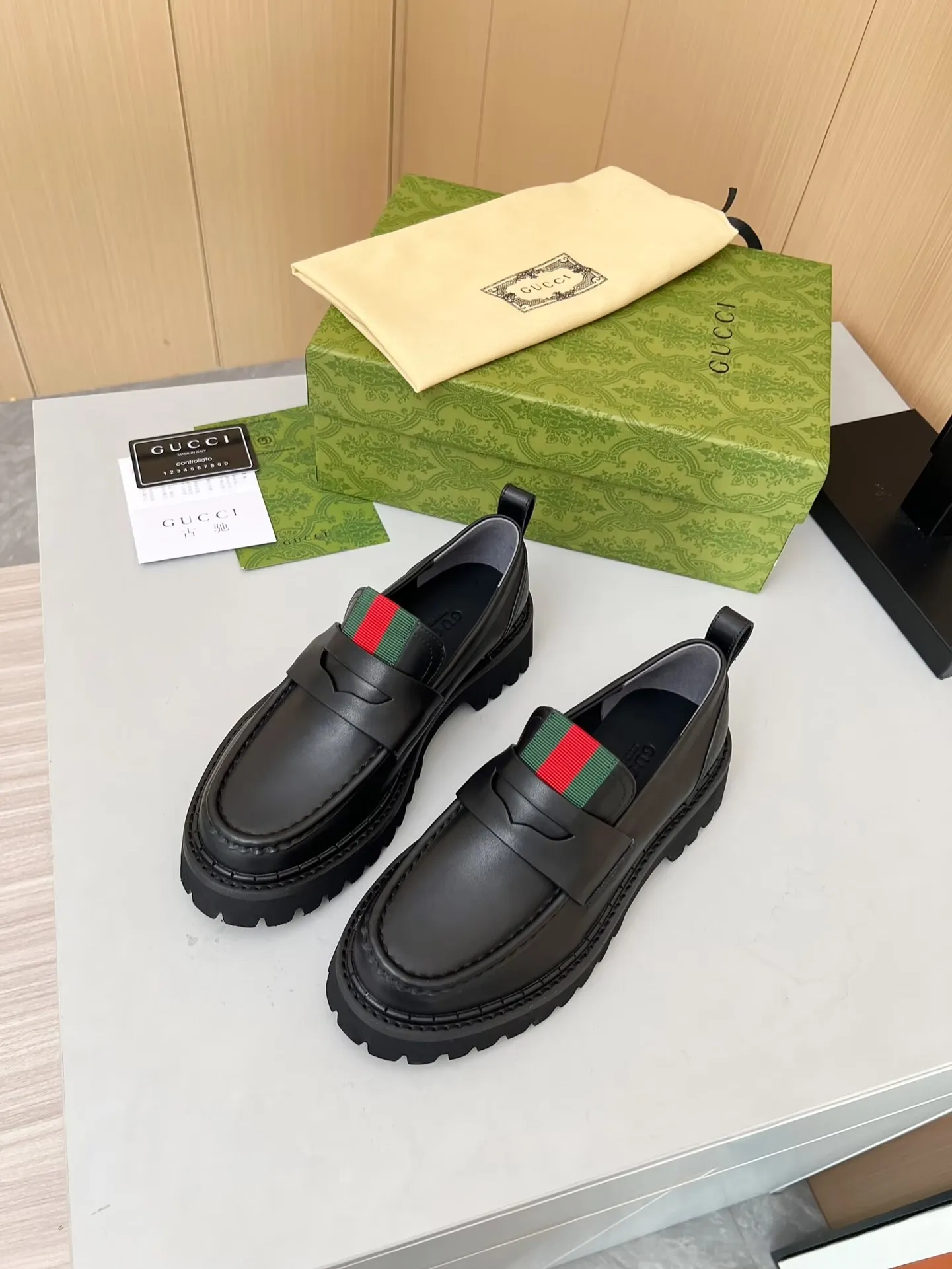 👟👟Ex-factory price 480👟👟 ✅The latest Gucci GUCCI loafers at the counter. They are mainly matched with various styles of trendy clothes to highlight their fashion. ✅ A must-have recommended➡️Especially easy to put on and take off. Fabric: cowhide, open edge beads. Inner/foot pads: cow lining. Color: black. Size: 34-41 (34, 41 need to be customized) Heel height: 5cm Outsole: Foam outsole material ✅ Comes with cloth bag card